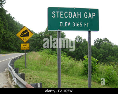 Ein Zeichen warnt vor der steilen Straßen in den Bergen von North Carolina Stockfoto