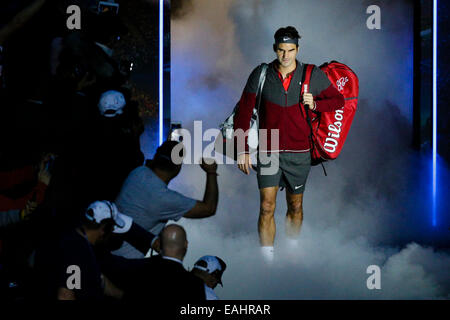 London, UK. 15. November 2014. ATP World Tour Finals. Roger Federer gegen Stan Wawrinka, Halbfinale. Roger Federer betritt die Arena Credit: Action Plus Sport/Alamy Live News Stockfoto