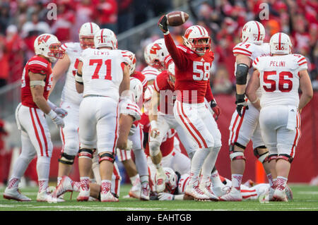 15. November 2014: Wisconsin Badgers Linebacker Joe Schobert #58 erholt sich ein Tasten während der NCAA Football-Spiel zwischen die Nebraska Cornhuskers und die Wisconsin Badgers im Camp Randall Stadium in Madison, Wisconsin. Wisconsin besiegte Nebraska 59-24. John Fisher/CSM Stockfoto