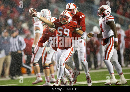 15. November 2014: Wisconsin Badgers Linebacker Marcus Trotter #59 erholt sich ein Tasten während der NCAA Football-Spiel zwischen die Nebraska Cornhuskers und die Wisconsin Badgers im Camp Randall Stadium in Madison, Wisconsin. Wisconsin besiegte Nebraska 59-24. John Fisher/CSM Stockfoto