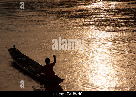 Eine lokale Fischerei am Mekong in der Nähe von Luang Prabang, Laos bei Sonnenuntergang Stockfoto