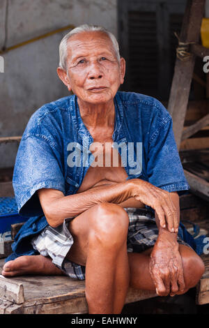 Ein älterer Mann in der Nähe des Marktes in der laotischen Stadt Luang Prabang Stockfoto