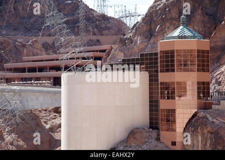 Außenansicht des Visitor Center und Parkhaus am Hoover-Staudamm. Stockfoto