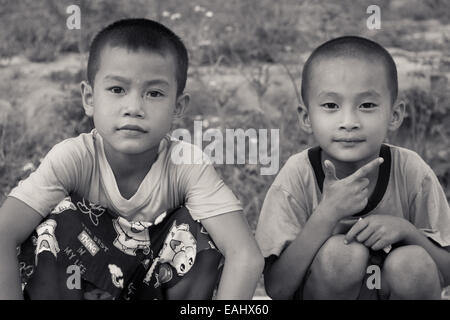 Zwei Lao Kinder posieren Stockfoto