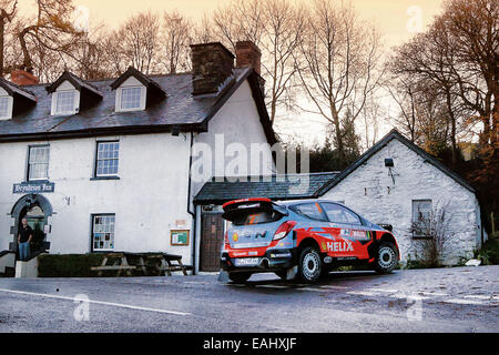 Clocaenog, Wales. 15. November 2014. FIA World Rally Championship, Wales Rallye GB. J. Hänninen (FIN) und TuominenTomi (FIN)-Hyundai I20 WRC Credit: Action Plus Sport/Alamy Live News Stockfoto