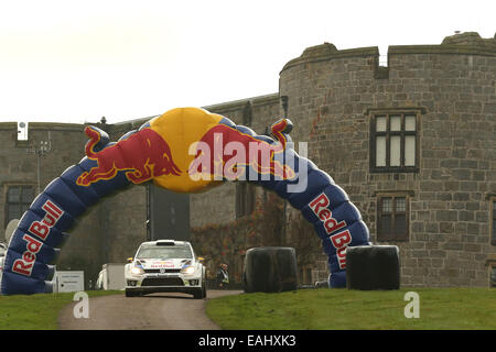 Clocaenog, Wales. 15. November 2014. FIA World Rally Championship, Wales Rallye GB. Andreas Mikkelsen (noch) / Ola Floene (NOR)-Volkswagen Polo WRC Credit: Action Plus Sport/Alamy Live News Stockfoto