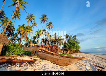 Hölzerne Segelschiff (dau) und Palmen an einem tropischen Strand von Sansibar Stockfoto
