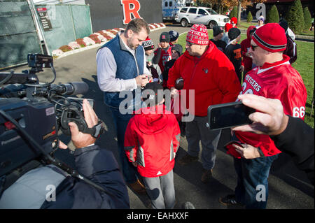 Piscataway, New Jersey, USA. 15. November 2014.  Ehemaliger Spieler der New York Giants Shaun O'Hara gibt Autogramme für die Fans während des Spiels zwischen der Indiana Hoosiers und Rutgers Scarlet Knights im Höhepunkt-Lösungen-Stadion in Piscataway, New Jersey. Die Rutgers Scarlet Knights besiegen die Indiana Hoosiers 45 23. Bildnachweis: Cal Sport Media/Alamy Live-Nachrichten Stockfoto