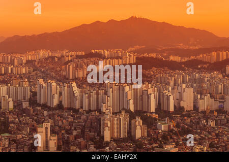 Dämmerung legt sich über die endlose Stadtlandschaft von Seoul, Südkorea. Stockfoto