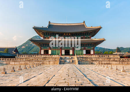 Geunjeongjeon, die wichtigsten Thronsaal des Gyeongbokgung Palast in Seoul, Südkorea. Stockfoto