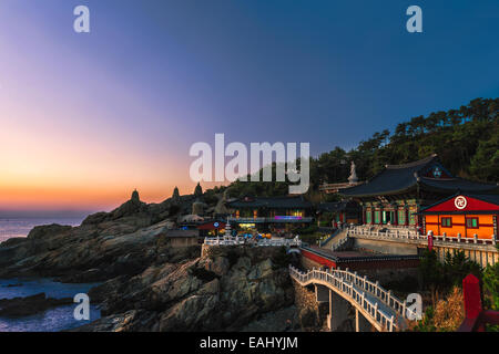 Die Sonne geht über dem japanischen Meer in der Nähe von Haedong Yonggungsa Tempel in Busan, Südkorea. Stockfoto