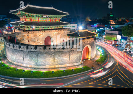 Spät in der Nachtverkehr verwischt Paldalmun Tor in Suwon, Südkorea. Stockfoto