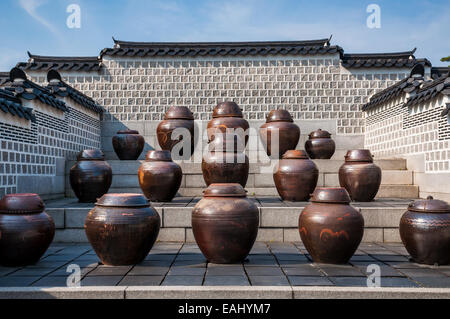 Dutzende von großen Tontöpfen halten gärenden Kimchi in Seoul, Südkorea. Stockfoto