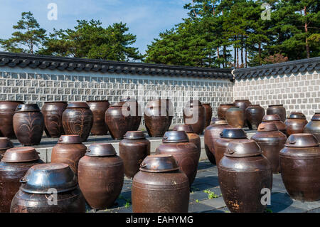 Dutzende von großen Tontöpfen halten gärenden Kimchi in Seoul, Südkorea. Stockfoto