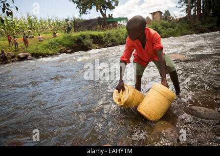 Viele Menschen in Bukwo, Uganda beziehen ihr Trinkwasser aus ungeschützten oder kontaminierten Quellen, wie der Fluss Bukwo. Stockfoto