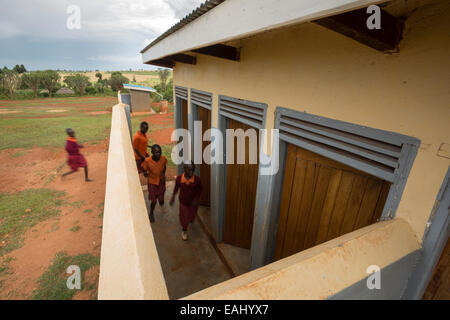 Studenten eilen zu den Bädern während einer Pause in der Kaptomologon Primary School in Bukwo, Uganda. Stockfoto