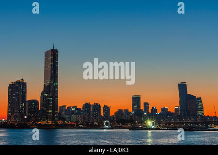 Die Sonne geht hinter den Wolkenkratzern von Seoul, Südkorea. Stockfoto