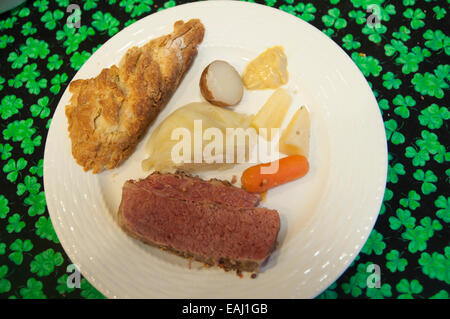 St. Patricks Tag Mahlzeit inklusive King Crab, corned Beef, Kartoffeln, Kohl und Möhren. Stockfoto