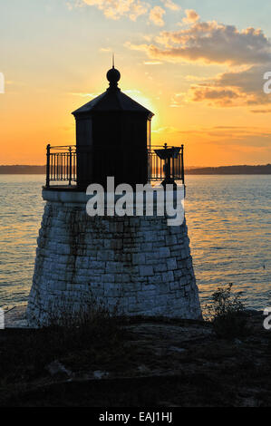Castle Hill Lighthouse blaue Stunde Sonnenuntergang in Kontur, Newport, Rhode Island, New England, USA als Sommer endet und der Herbst beginnt. Stockfoto