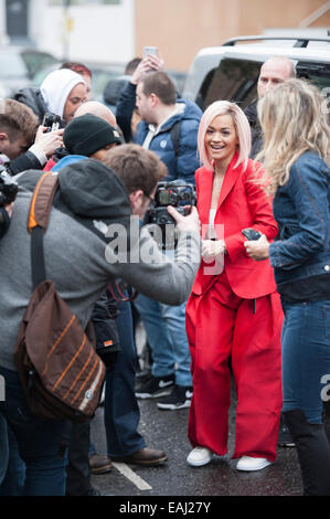 Basing Street, London, UK. 15. November 2014. Künstler kommen in den Sarm Studios in Notting Hill, West London, zum Datensatz Band Aid. Im Bild: Rita Ora. Bildnachweis: Lee Thomas/Alamy Live-Nachrichten Stockfoto