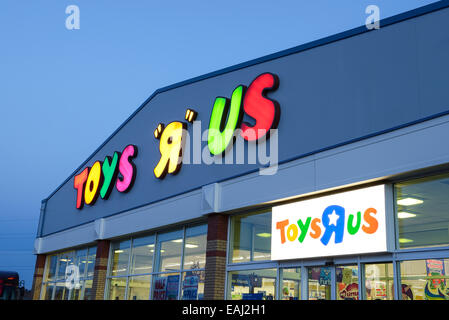 Toys R Us Ladenfront nachts Stockfoto