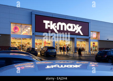 TK Maxx Store Eingang in der Nacht Stockfoto