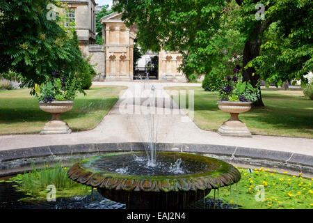 Eine kreisförmige Teich mit Springbrunnen im Botanischen Garten der Universität Oxford England UK Stockfoto