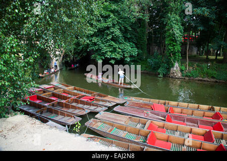 Stocherkähne vertäut am Magdalen Brücke über den Fluss Cherwell in Oxford England UK Stockfoto