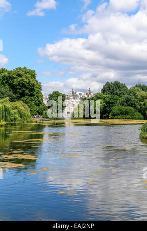 St James Park in London, nach Osten in Richtung Horse Guards Gebäude, alte Kriegsministerium und Whitehall Court Stockfoto
