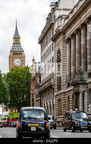 London Straße mit schwarzen Taxis und Blick auf Big Ben, Westminster-Palast, London Stockfoto