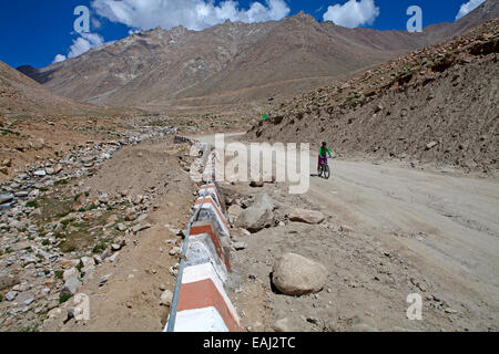 Abstieg vom Khardung La, behauptet, um die höchste Straße Radfahrer passieren in der Welt Stockfoto