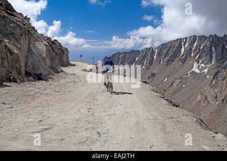 Radfahrer nähert sich des Gipfels des Khardung La, behauptet, um die höchste Straße übergeben der Welt Stockfoto