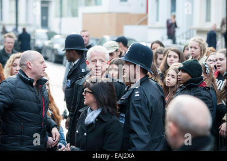 Basing Street, London, UK. 15. November 2014. Künstler kommen in den Sarm Studios in Notting Hill, West London, zum Datensatz Band Aid. Im Bild: Richard Curtis und Emma Freud. Bildnachweis: Lee Thomas/Alamy Live-Nachrichten Stockfoto