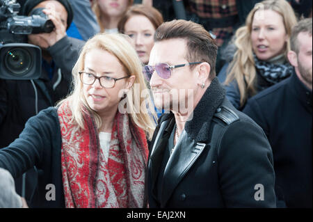 Basing Street, London, UK. 15. November 2014. Künstler kommen in den Sarm Studios in Notting Hill, West London, zum Datensatz Band Aid. Im Bild: Bono Credit: Lee Thomas/Alamy Live-Nachrichten Stockfoto