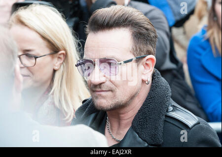 Basing Street, London, UK. 15. November 2014. Künstler kommen in den Sarm Studios in Notting Hill, West London, zum Datensatz Band Aid. Im Bild: Bono Credit: Lee Thomas/Alamy Live-Nachrichten Stockfoto