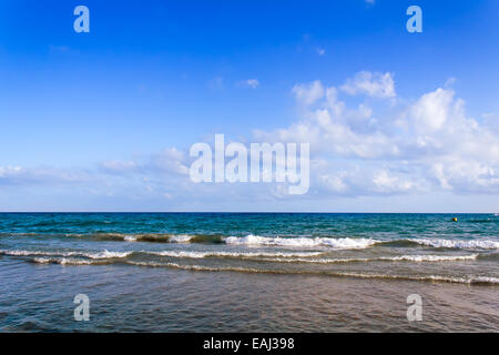 Blick auf das Meer am Abend bei Sonnenuntergang am Mittelmeer. Stockfoto