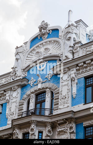 Fassade des blauen und weißen Jugendstil-Gebäude, entworfen von Mikhail Eisenstein, 10 b Elizabetes Iela, Riga, Lettland Stockfoto