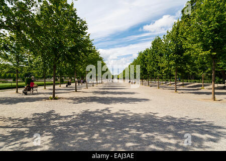 Menschen genießen gehen und sitzen in Drottningholm Palace Gardens, Stockholm, Schweden Stockfoto