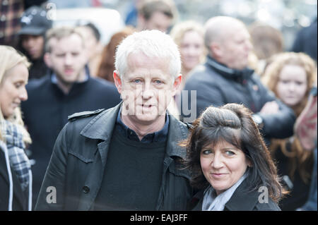 London, London, UK. 15. November 2014. Künstler kommen in den Sarm Studios in Notting Hill, West London, zum Datensatz Band Aid. Im Bild: Richard Curtis und Emma Freud. © ZUMA Press, Inc./Alamy Live News Stockfoto