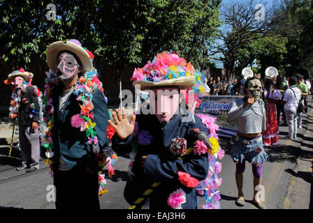 San Salvador, El Salvador. 15. November 2014. Verschleierte Bewohner besuchen "Messe der lebenden Städte 2014" in San Salvador, der Hauptstadt von El Salvador, 15. November 2014. © Luis Galdamez/Xinhua/Alamy Live-Nachrichten Stockfoto