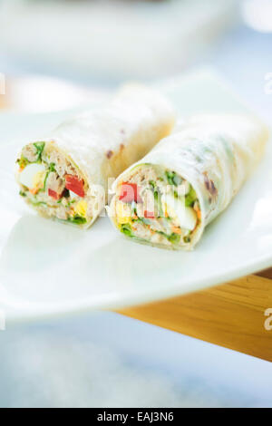 Vegetarier Thunfisch Salat und Ei wrap Stockfoto