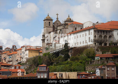 Igreja Dos Grilos Kirche auf einem Hügel im historischen Zentrum von Porto in Portugal. Stockfoto