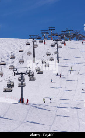 Skifahrer und Doppel-Sessellift im alpinen Skigebiet Sölden im Ötztal Alpen, Tirol, Österreich Stockfoto