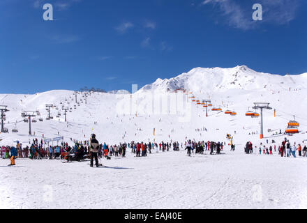 Menge von Ski- und Sessellifte im alpinen Skigebiet Sölden im Ötztal Alpen, Tirol, Österreich Stockfoto