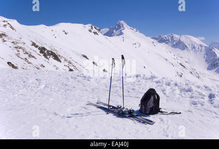 Ein paar Ski, Skistöcke, einen Rucksack und Giewont im Tatra-Gebirge in Polen. Stockfoto
