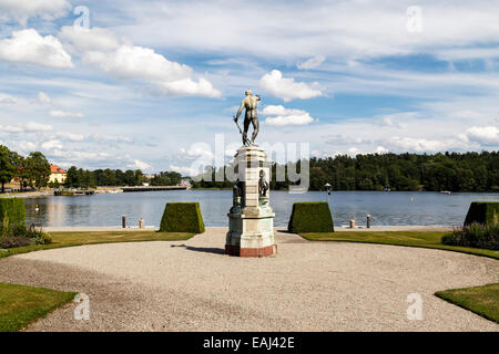 Rückseite des Bronze-Statue mit Blick auf Wasser vor Drottningholm Palace Stockholm Schweden Stockfoto