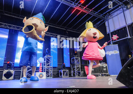 Belfast, Nordirland. 15. November 2014. BBC Ben und Holly, Herr Bloom und natürlich, Santa Claus, Einschalten der Weihnachtsbeleuchtung in der Belfast City Hall. Bildnachweis: Stephen Barnes/Alamy Live-Nachrichten Stockfoto