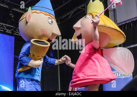 Belfast, Nordirland. 15. November 2014. BBC Ben und Holly, Herr Bloom und natürlich, Santa Claus, Einschalten der Weihnachtsbeleuchtung in der Belfast City Hall. Bildnachweis: Stephen Barnes/Alamy Live-Nachrichten Stockfoto