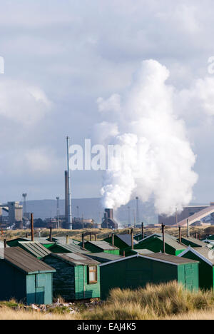 Grün beleuchtet bei Paddys Loch, South Gare, Teesside mit Tata Steel Redcar arbeitet im Hintergrund Stockfoto