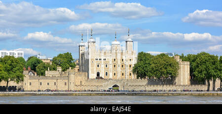 Panorama am Flussufer Fassade von den weißen Turm auf den Tower of London, inkludiert ist der Eintritt zum Verräter Tor Stockfoto